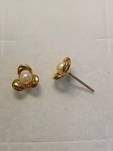 Blomma Örhänge m pärla 18K 180747Ö