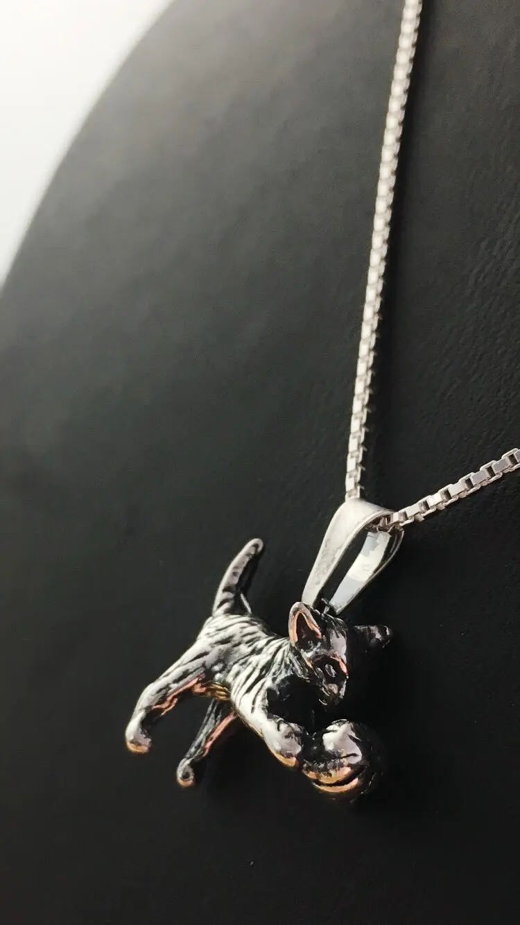 Lekande katt med boll silver 9250756H