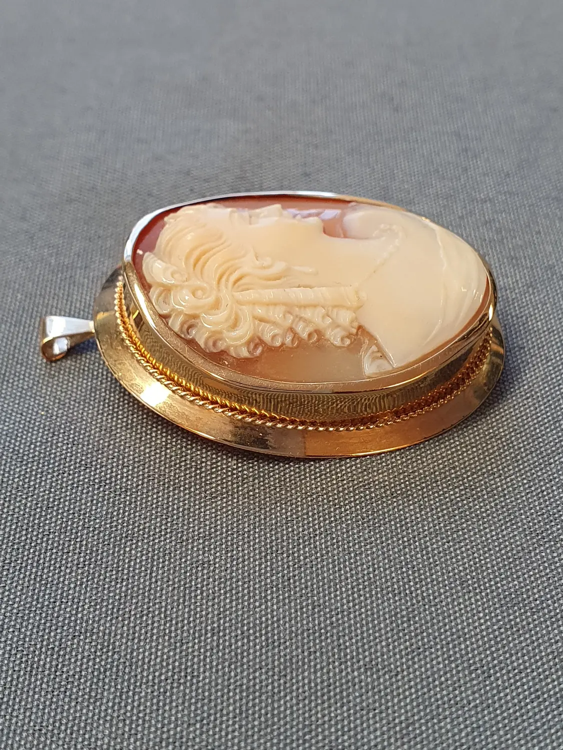 Camé hänge/brosch 9,6gr 18K