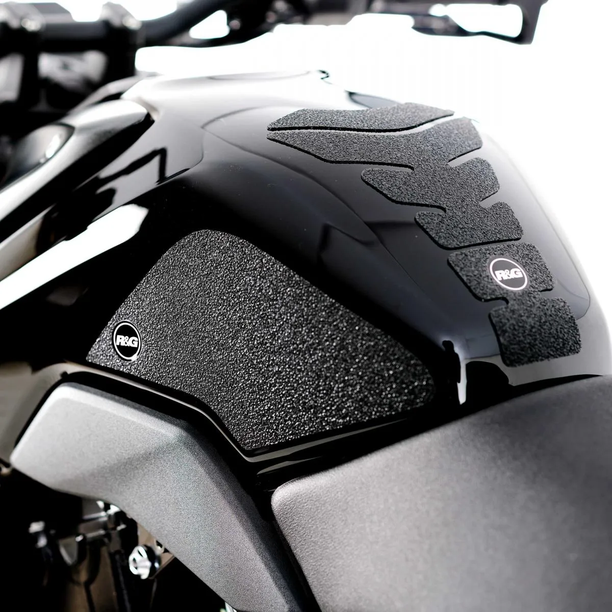 Produkt bilder Suzuki Gsx 8s / Gsx 8r Tank Traction Grips : Black 2 Grip Kit
